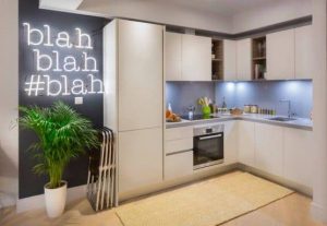 κουζίνα λευκή με μοντέρνα διακόσμηση και κρυφό φωτισμό