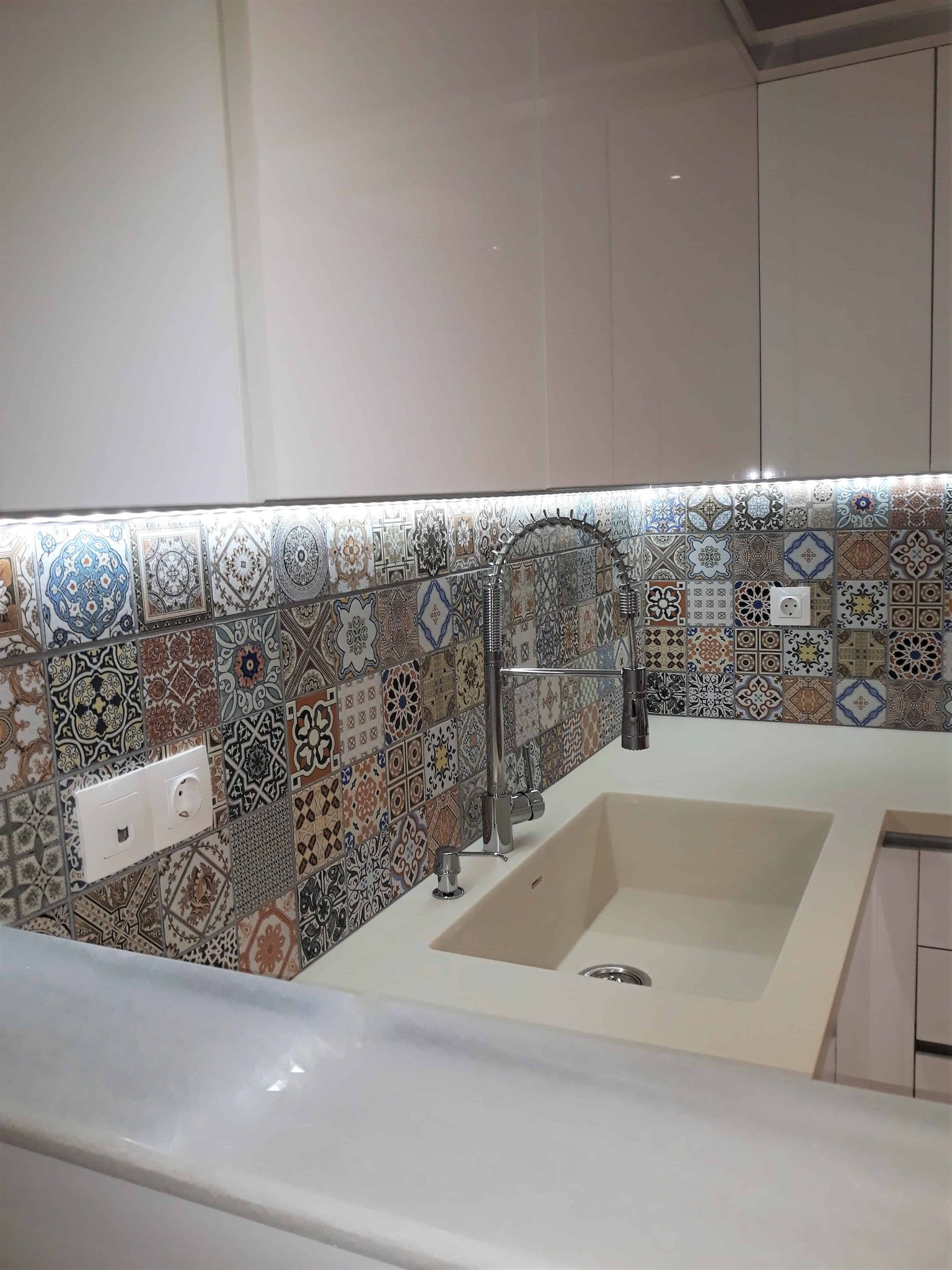 Ανακαίνιση Διαμερίσματος στο Παγκράτι - Κουζίνα - Πάγκος corian - κρυφός φωτισμός 