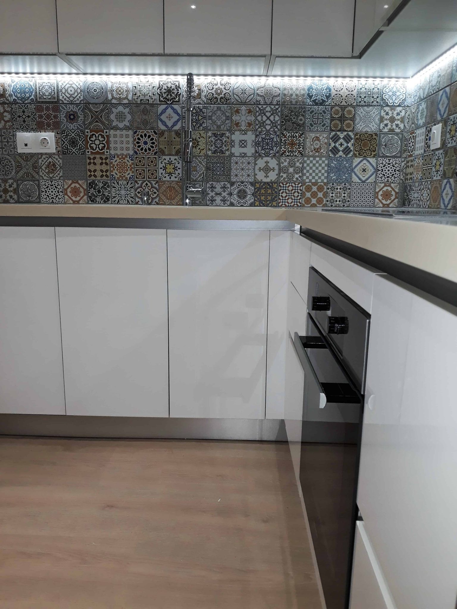 Ανακαίνιση Διαμερίσματος στο Παγκράτι - Κουζίνα - Πάγκος corian - ντουλάπια - κρυφός φωτισμός- patchwork