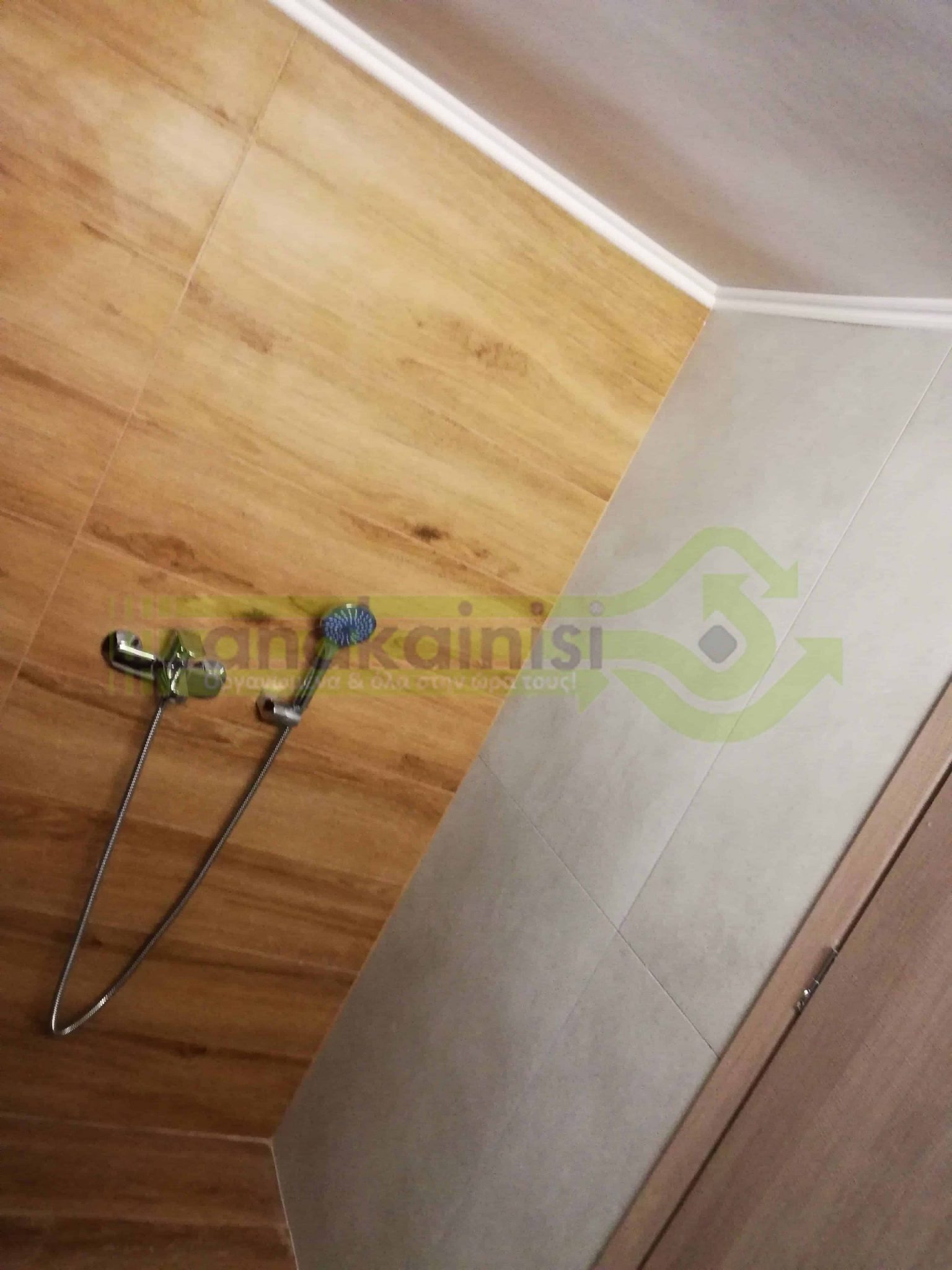 ντουζιερα χτιστη με παλκακια σε σχηαμ ξυλου και inox ντουζ τηλεφωνο μπανιου