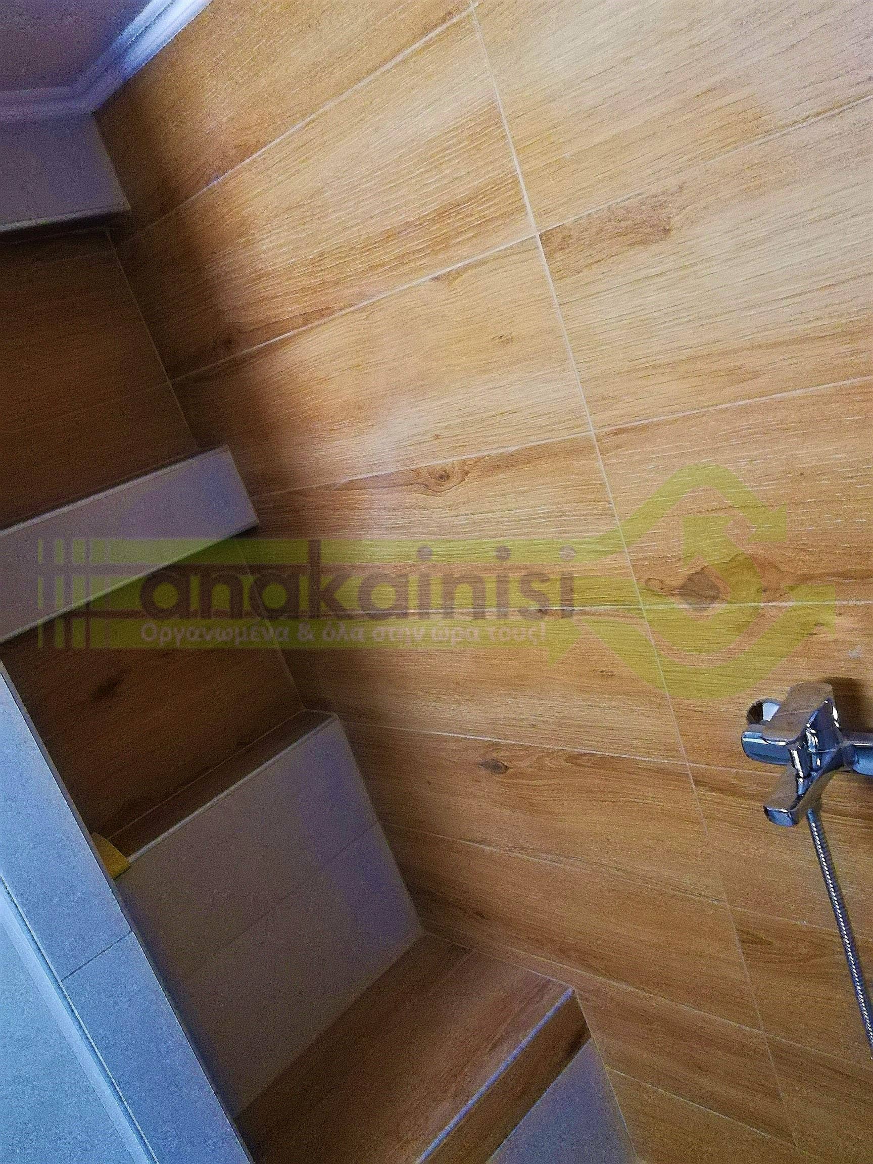 ράφια ντουζιέρας χτιστά με πλακάκια σε σχήμα ξύλου