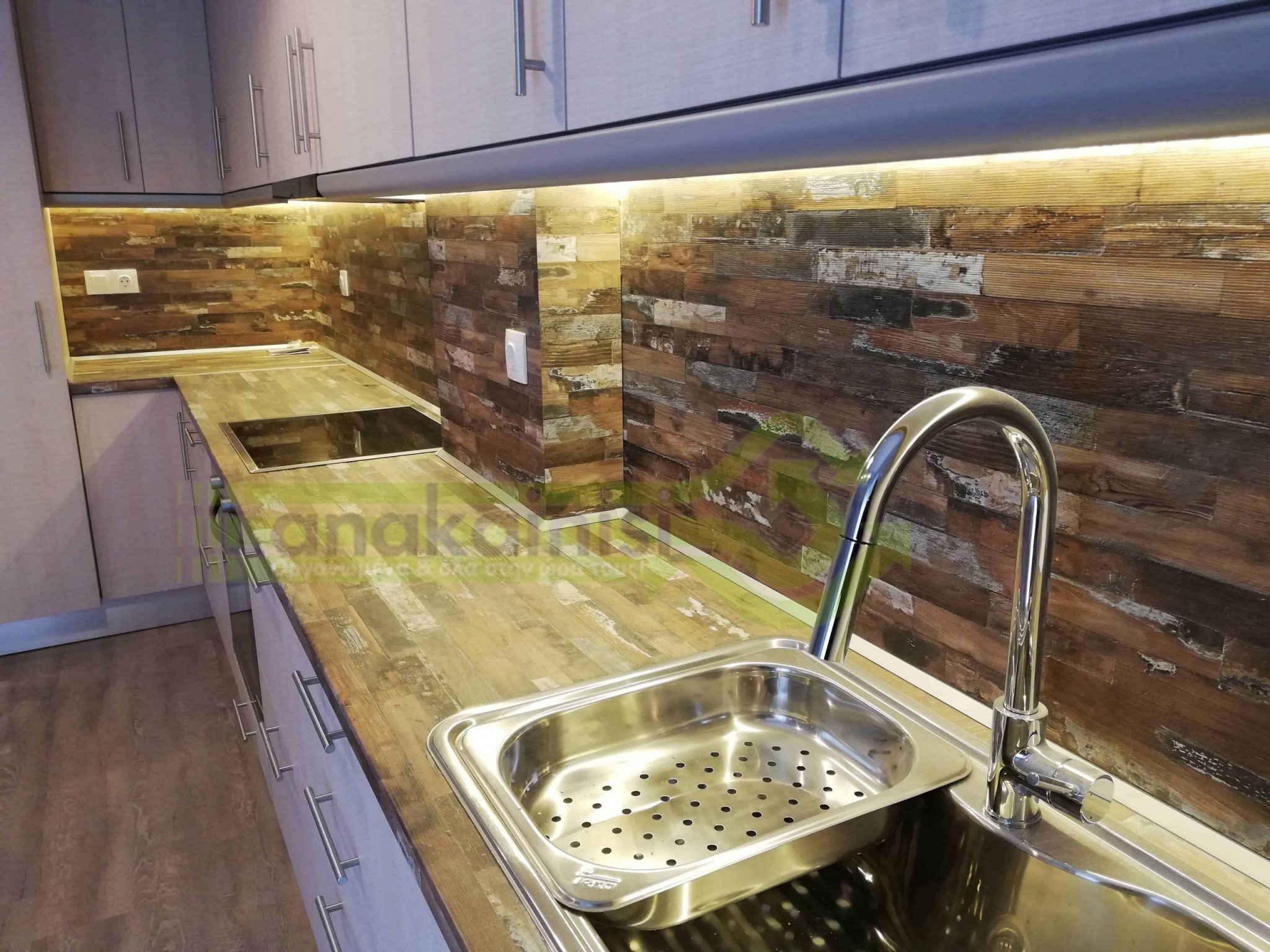 νιπτήρας inox - ντουλάπια - πάγκος και τοίχος σε σχήμα ξύλου βαμμένο