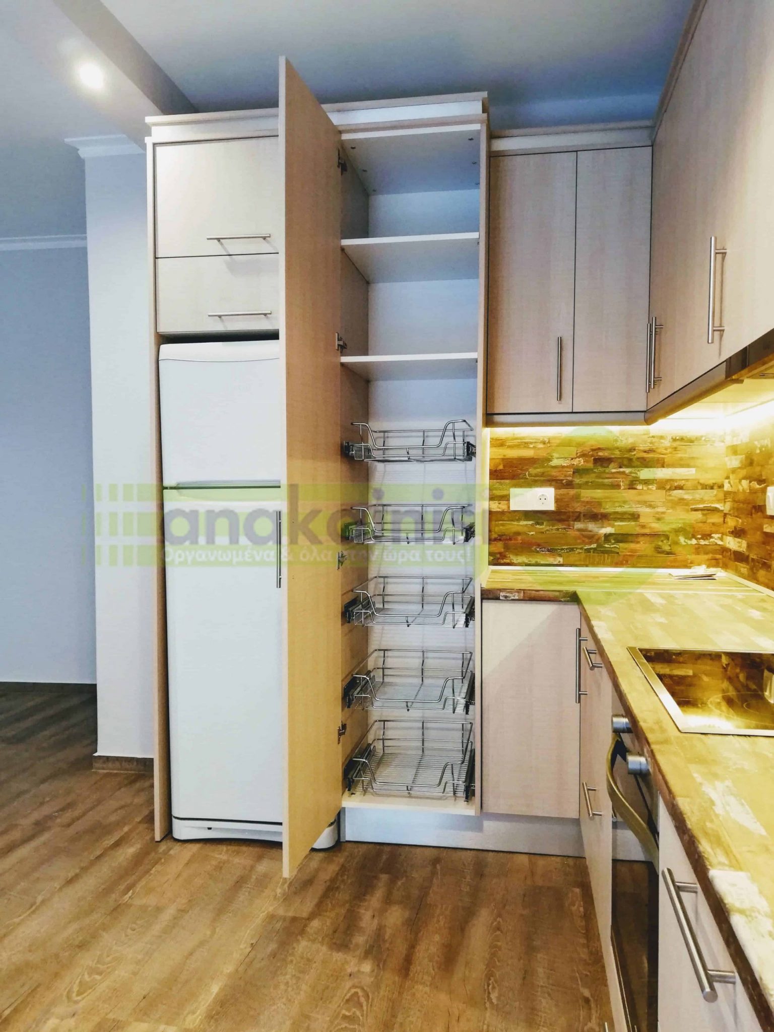νιπτήρας inox - ντουλάπια - εντοιχισμένο ψυγείο - πάγκος και τοίχος σε σχήμα ξύλου βαμμένο