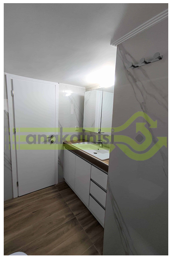 ΑΝΑΚΑΙΝΙΣΗ ΕΛΛΗΝΟΡΩΣΩΝ 11 ανακινιση μπανιου με επιπλο νεροχυτη , κρεμαστο καθρεφτη