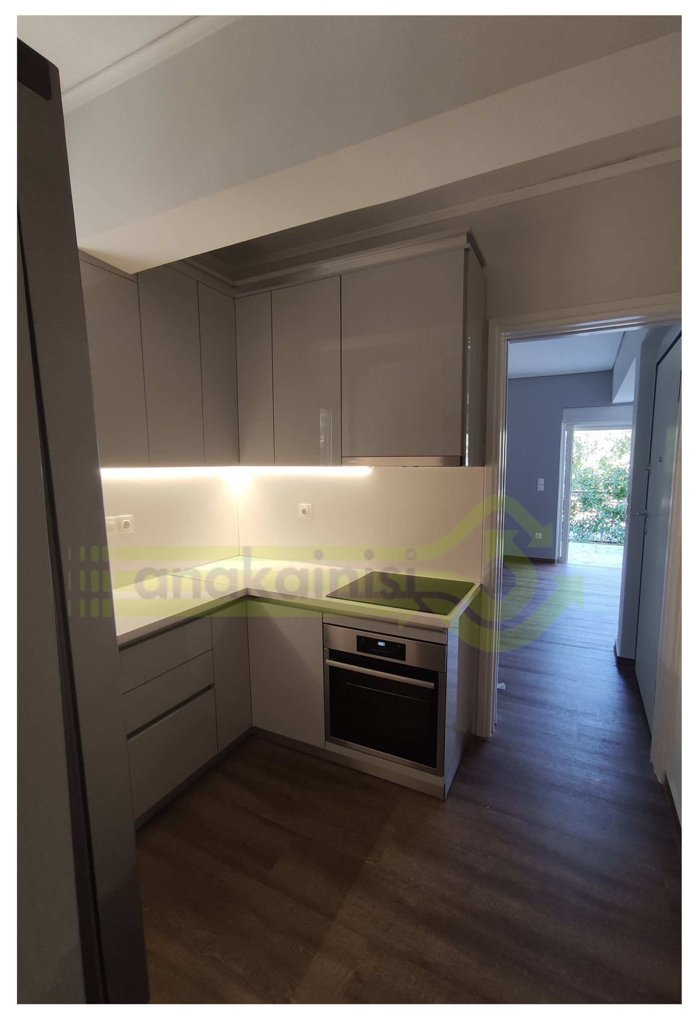 Ανακαινιση Αγια Παρασκευη (14) κουζίνα- γωνία ντουλάπια - εντοιχισμένο inox πλυντήριο πιάτων πάτωμα πλακάκια με μορφή και σχήμα ξύλου - έξοδος προς δωμάτια και σαλόνι