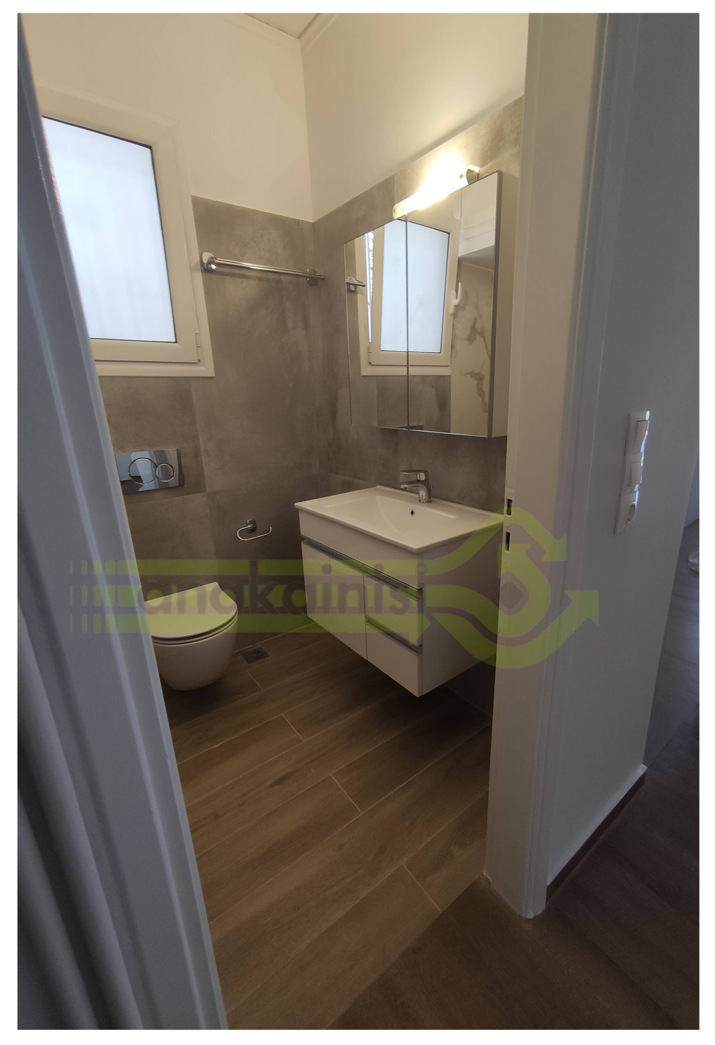 Ανακαινιση Αγια Παρασκευη (16) φεύγοντας από την κουζίνα και πηγαίνοντας το υπόλοιπο σπίτι , συναντάμε το πρώτο δωμάτιο όπου είναι το μπάνιο με πάτωμα πλακάκια με μορφή και σχήμα ξύλου