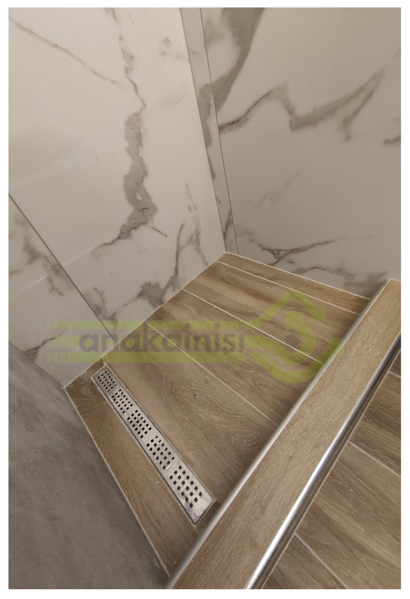 Ανακαινιση Αγια Παρασκευη (24) ντουζιέρα καμπίνα με επικάλυψη πλακάκια από μάρμαρο - γυάλινη πόρτα - πλακάκια με σχήμα ξύλου και inox υδρορροή