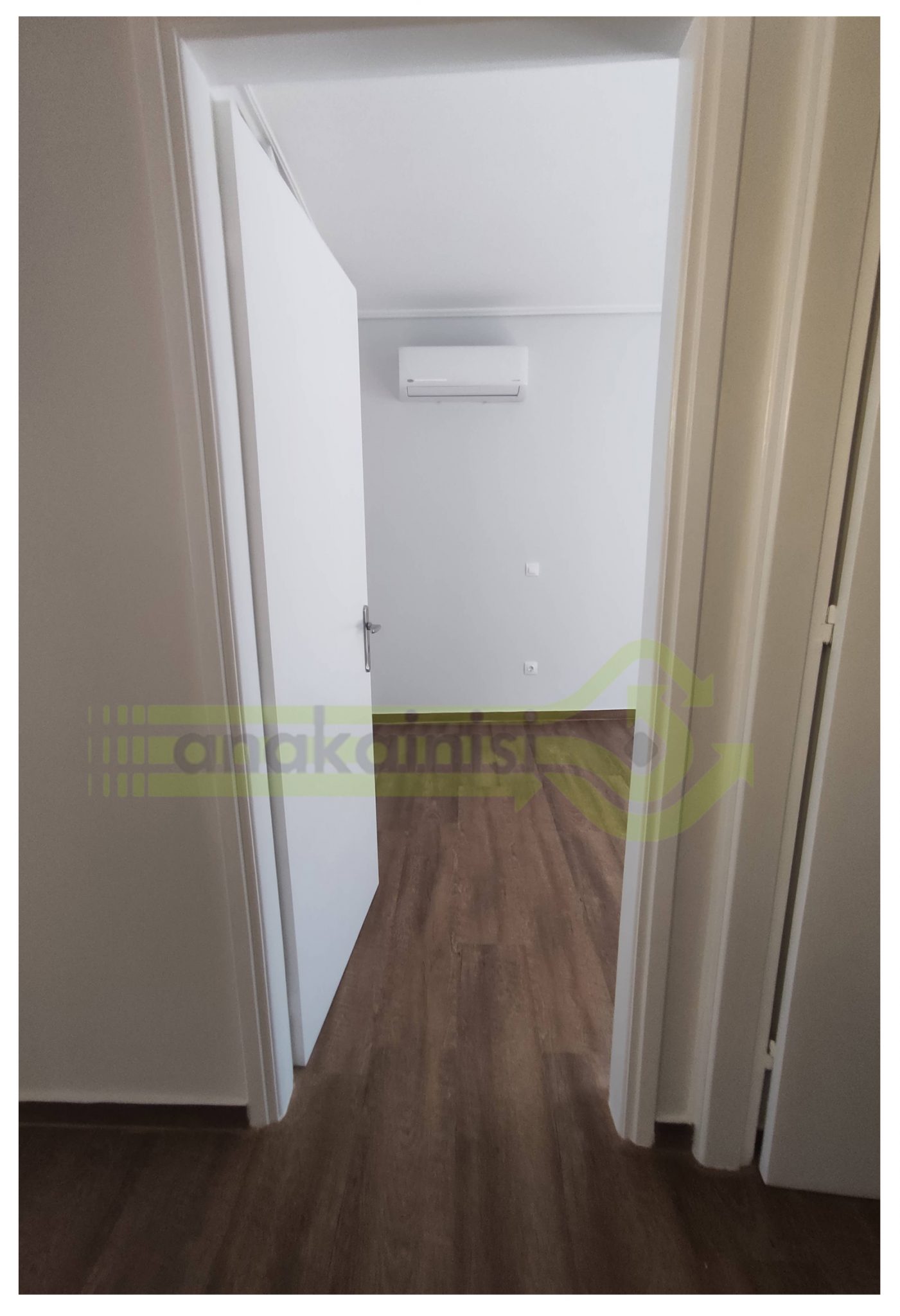 Ανακαινιση Αγια Παρασκευη (27) χολ πάτωμα πλακάκια σε σχήμα σκούρου ξύλου είσοδος υπνοδωματίου