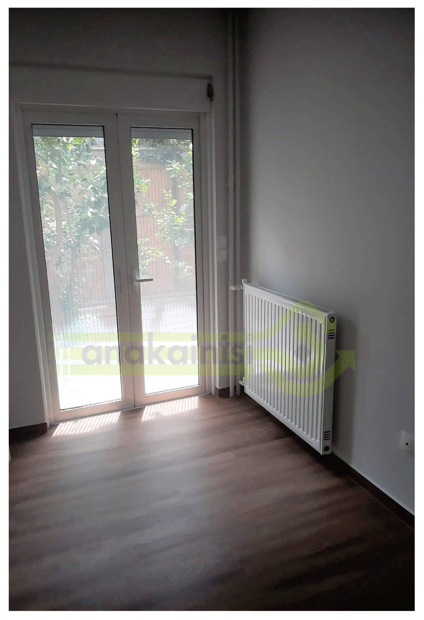 Ανακαινιση Αγια Παρασκευη (28) πάτωμα πλακάκια σε σχήμα σκούρου ξύλου δωμάτιο παντζούρι αλουμίνιου