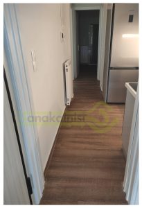 Χολ πατωμα πλακακι σε σχημα ξυλου σκουρο - κουζινα