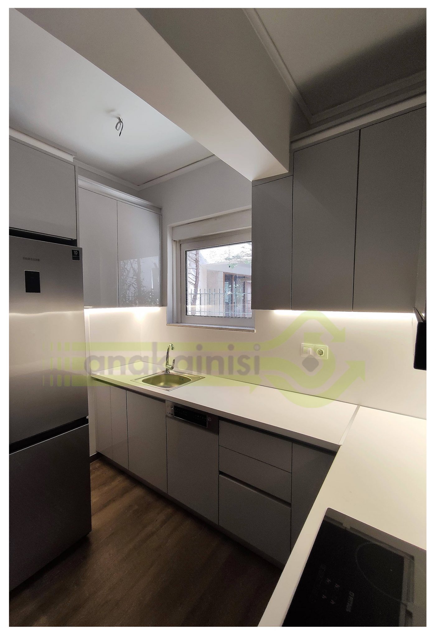 Ανακαινιση Αγια Παρασκευη (9) κουζίνα - πάγκος κουζίνας - κρυφός φωτισμός - ντουλάπια κουζίνας - πάτωμα πλακάκια με μορφή και σχήμα ξύλου