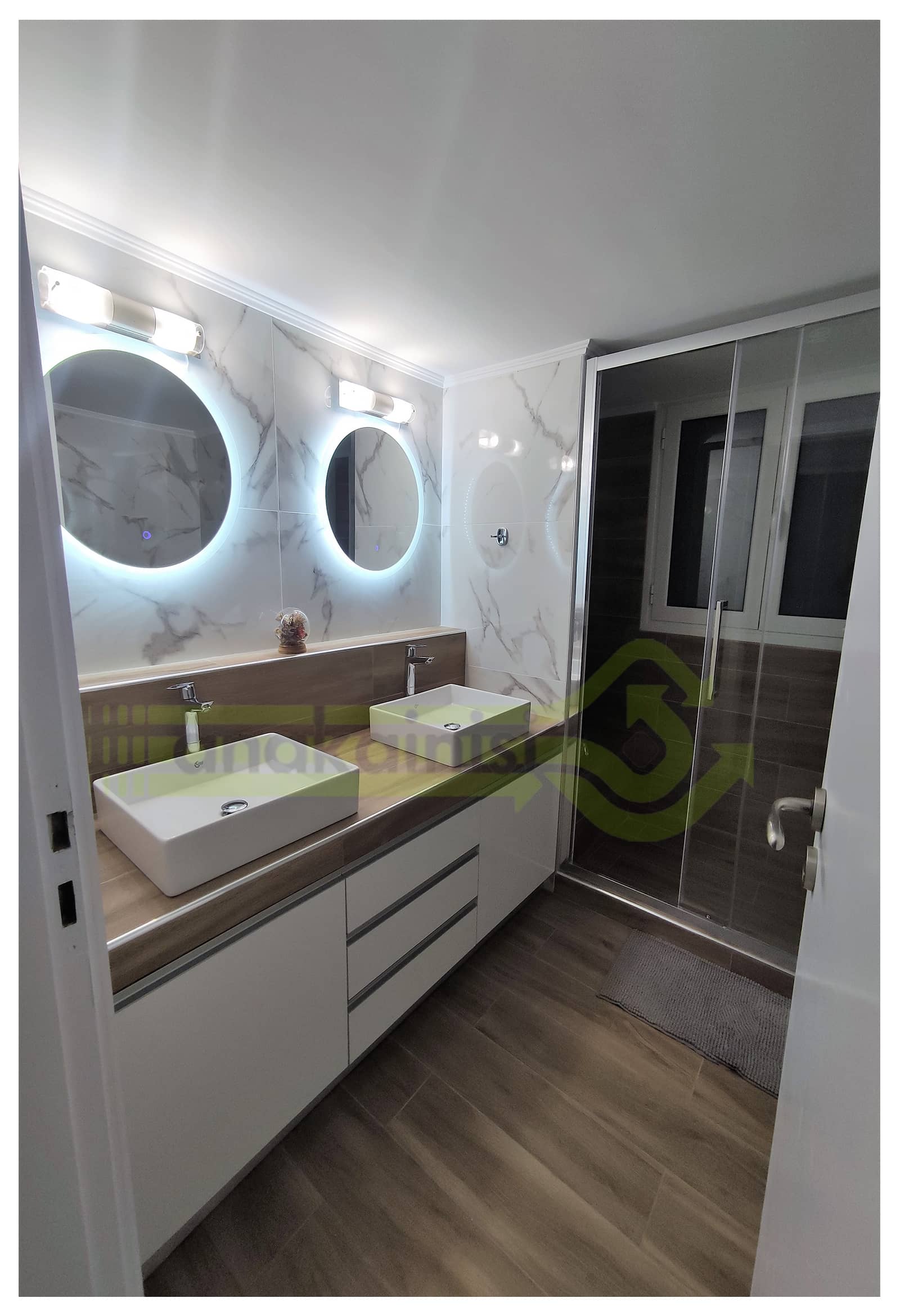 Ανακαινιση_Χαλανδρι_9 Κυρίως Μπάνιο με Διπλούς Καθρέφτες με Κρυφό Φωτισμό και Έξτρα Φωτισμό για Μακιγιάζ