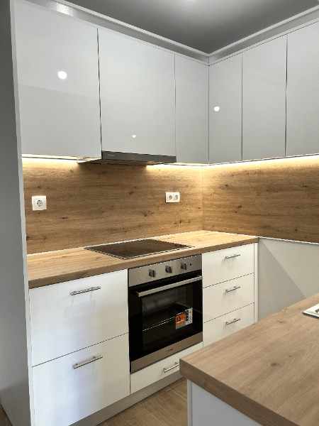 Κουζινα κρυφος φωτισμος και ξυλινος παγκος - ηλεκτρικη εντοιχισμενη κουζινα 