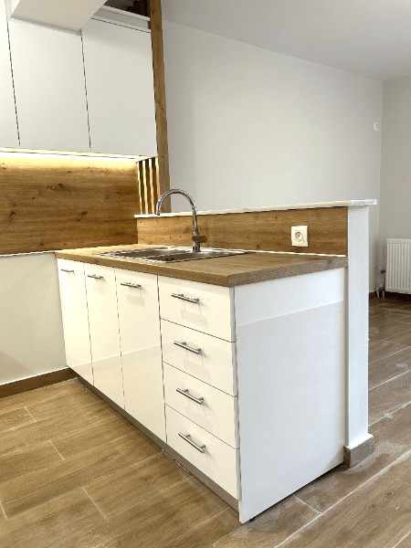 Κουζινα κρυφος φωτισμος και ξυλινος παγκος συρταρια