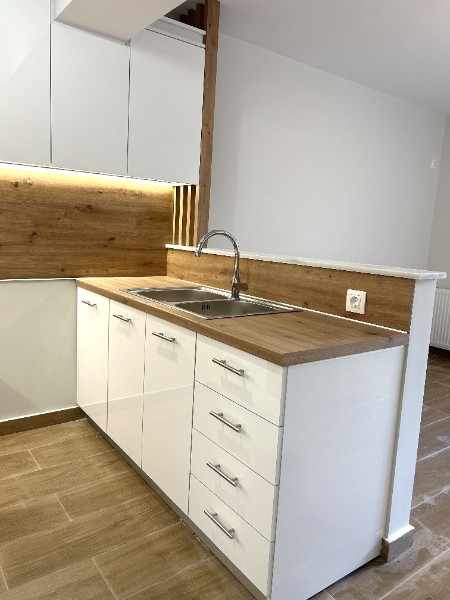 κουζίνα πάγκος απο το πλαι με τα συρτάρια 