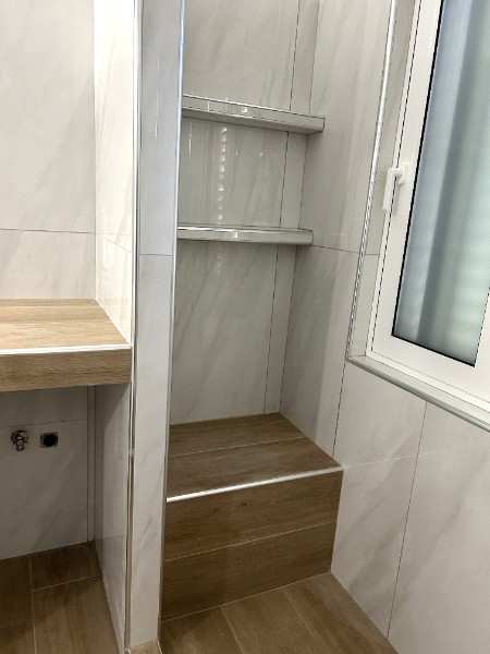 Μπάνιο και καθισμα με ραφια για ντουζ