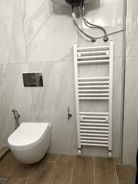 Μπάνιο επιτοιχιο καζανακι και καλοριφερ πετσετοκρεσμαστρα θερμαστρα στο τοιχο