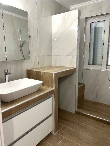 Μπάνιο πάγκος απο το πλάι με τον επικαθήμενος νιπτήρας