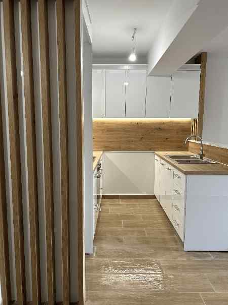 κουζίνα πάγκος απο έξω είσοδος ξύλινή επένδυση